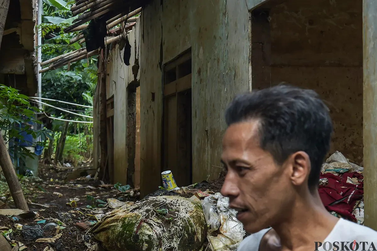 Sejumlah bangunan permanen terbengkalai dan sebagiannya menyisakan puing-puing, di bantaran Sungai Ciliwung, Pejaten Timur, Pasar Minggu, Jakarta Selatan, Jumat, 10 Januari, 2025. (Sumber: Poskota/ Bilal Nugraha Ginanjar)