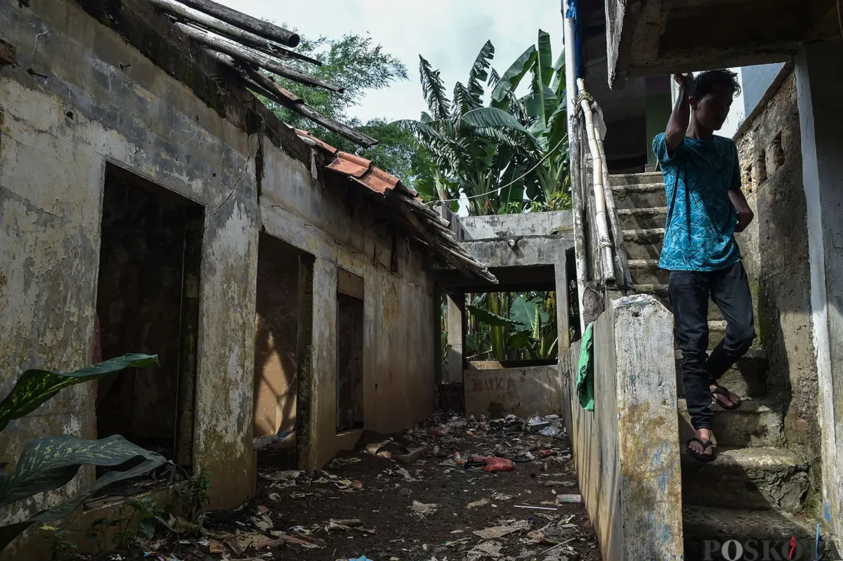 Sejumlah bangunan permanen terbengkalai dan sebagiannya menyisakan puing-puing, di bantaran Sungai Ciliwung, Pejaten Timur, Pasar Minggu, Jakarta Selatan, Jumat, 10 Januari, 2025. (Sumber: Poskota/ Bilal Nugraha Ginanjar)