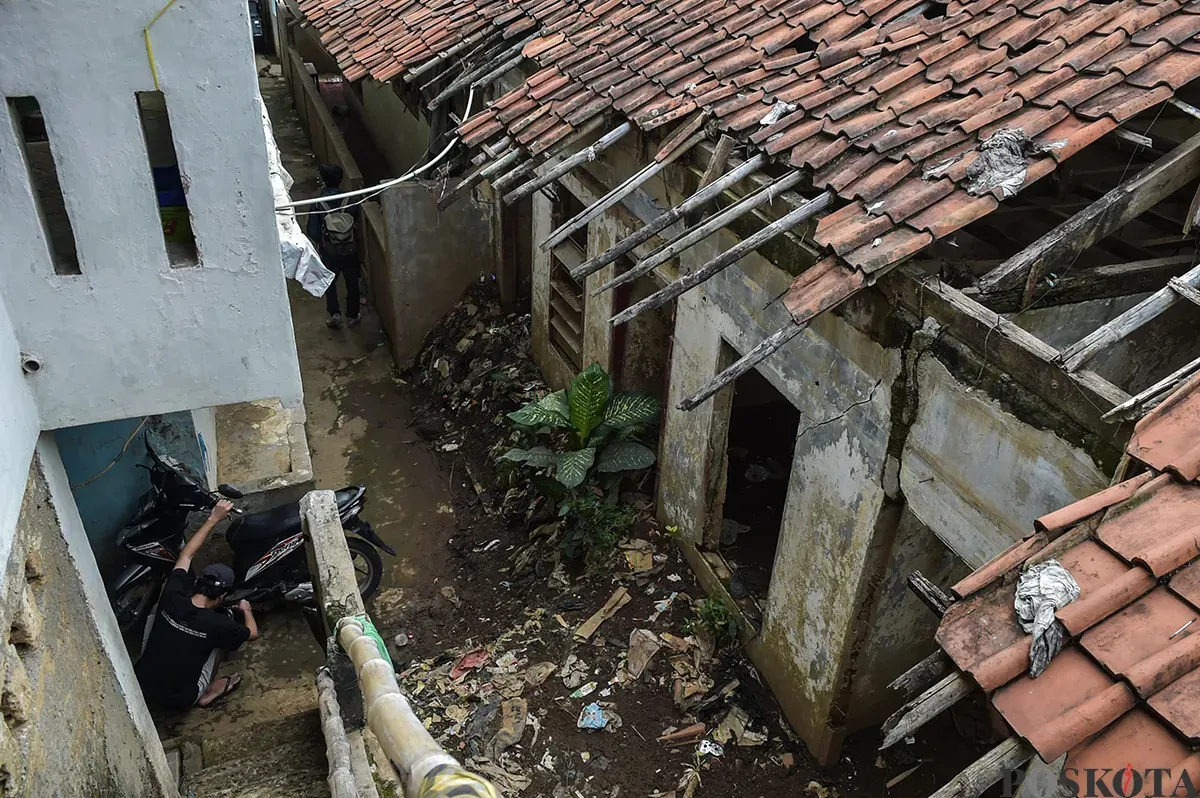 Sejumlah bangunan permanen terbengkalai dan sebagiannya menyisakan puing-puing, di bantaran Sungai Ciliwung, Pejaten Timur, Pasar Minggu, Jakarta Selatan, Jumat, 10 Januari, 2025. (Sumber: Poskota/ Bilal Nugraha Ginanjar)