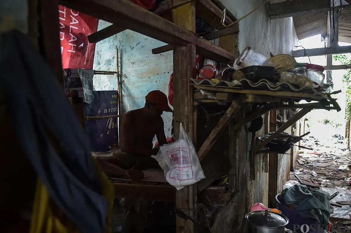 Sejumlah bangunan permanen terbengkalai dan sebagiannya menyisakan puing-puing, di bantaran Sungai Ciliwung, Pejaten Timur, Pasar Minggu, Jakarta Selatan, Jumat, 10 Januari, 2025. (Sumber: Poskota/ Bilal Nugraha Ginanjar)