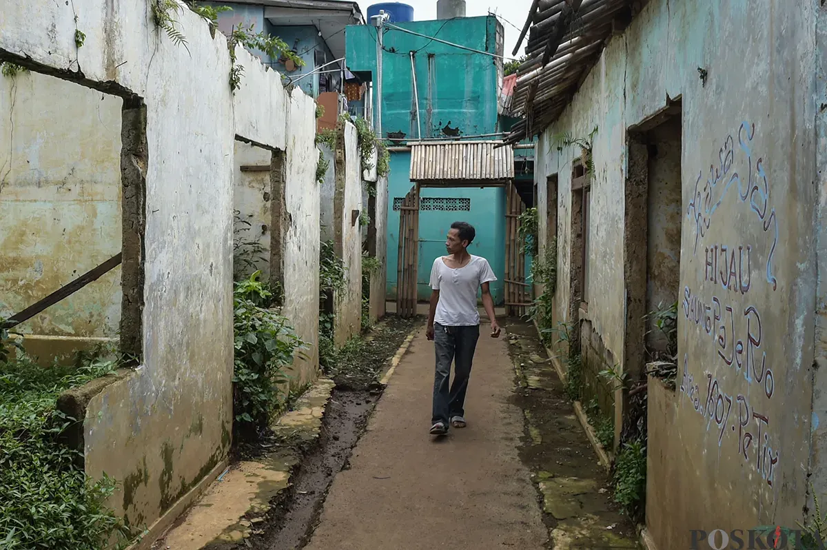 Sejumlah bangunan permanen terbengkalai dan sebagiannya menyisakan puing-puing, di bantaran Sungai Ciliwung, Pejaten Timur, Pasar Minggu, Jakarta Selatan, Jumat, 10 Januari, 2025. (Sumber: Poskota/ Bilal Nugraha Ginanjar)