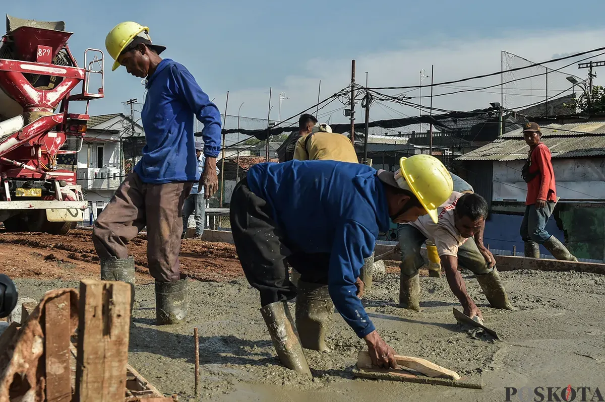 Sejumlah pekerja menyelesaikan pekerjaannya saat proses pembangunan dan pelebaran tanggul di bantaran aliran Sungai Ciliwung, Rawajati, Pancoran, Jakarta Selatan, Jumat, 10 Januari 2025. (Sumber: Poskota/ Bilal Nugraha Ginanjar)