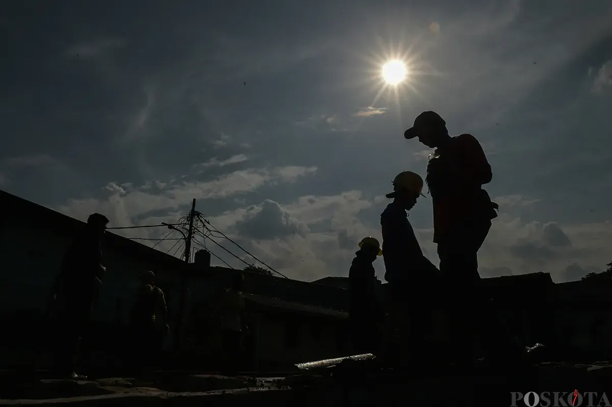 Sejumlah pekerja menyelesaikan pekerjaannya saat proses pembangunan dan pelebaran tanggul di bantaran aliran Sungai Ciliwung, Rawajati, Pancoran, Jakarta Selatan, Jumat, 10 Januari 2025. (Sumber: Poskota/ Bilal Nugraha Ginanjar)