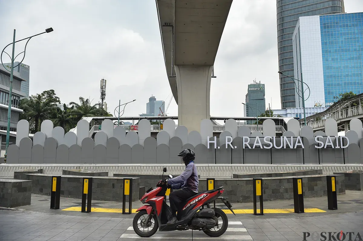 Warga melintas di trotoar Jalan Rasuna Said, Jakarta Selatan, Jumat, 10 Januari 2025. (Sumber: Poskota/ Bilal Nugraha Ginanjar)