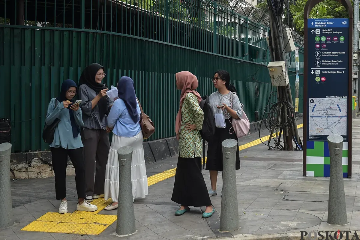 Warga melintas di trotoar Jalan Rasuna Said, Jakarta Selatan, Jumat, 10 Januari 2025. (Sumber: Warga melintas di trotoar Jalan Rasuna Said, Jakarta Selatan, Jumat, 10 Januari 2025.)
