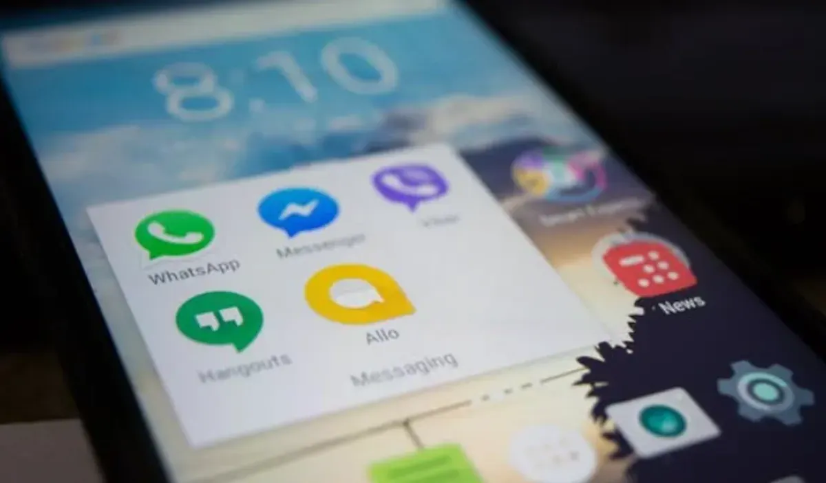 Polling di WhatsApp adalah fitur yang memungkinkan pengguna membuat jajak pendapat sederhana di dalam grup atau chat pribadi. (Sumber: Pexels/Alok Sharma)