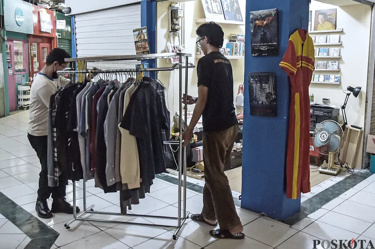 Pengunjung menikmati fasilitas yang ditawarkan sejumlah toko di Pasar Santa, Jakarta Selatan, Sabtu, 11 Januari 2025. (Sumber: Poskota/Bilal Nugraha Ginanjar)