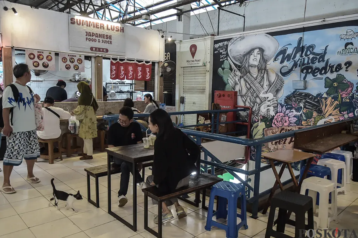 Pengunjung menikmati fasilitas yang ditawarkan sejumlah toko di Pasar Santa, Jakarta Selatan, Sabtu, 11 Januari 2025. (Sumber: Poskota/Bilal Nugraha Ginanjar)