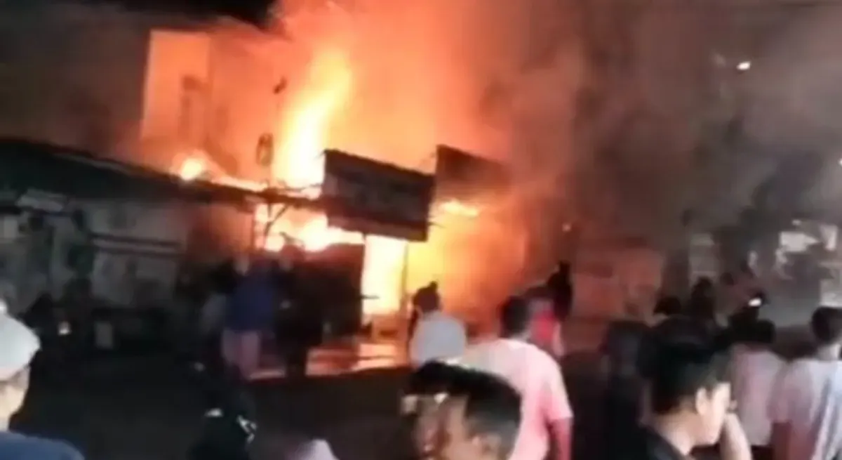 Warung kopi dan kios hp di Jatijajar, Tapos, Kota Depok, Jumat malam, 10 Januari 2025, ludes terbakar. Polisi menyebut api diduga berasal dari ledakan tabung gas. (Sumber: Dok. Polsek Cimanggis)
