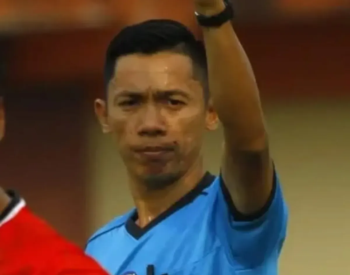Tommi Manggopa, wasit yang pimpin laga PSBS vs Persib Bandung. (Sumber: Instagram/persibtalk.kd)