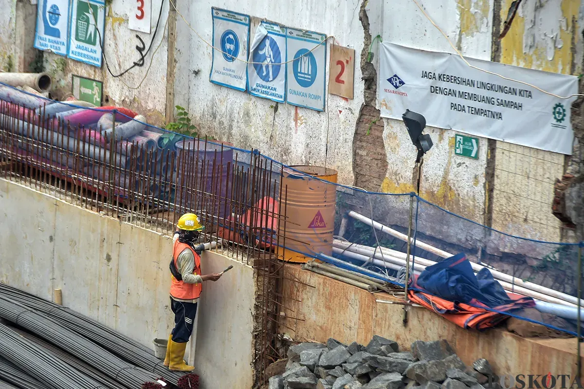 Pekerja menyelesaikan pembangunan proyek gedung di kawasan Slipi, Palmerah, Jakarta Barat, Sabtu, 11 Januari 2025. (Sumber: Poskota/Bilal Nugraha Ginanjar)