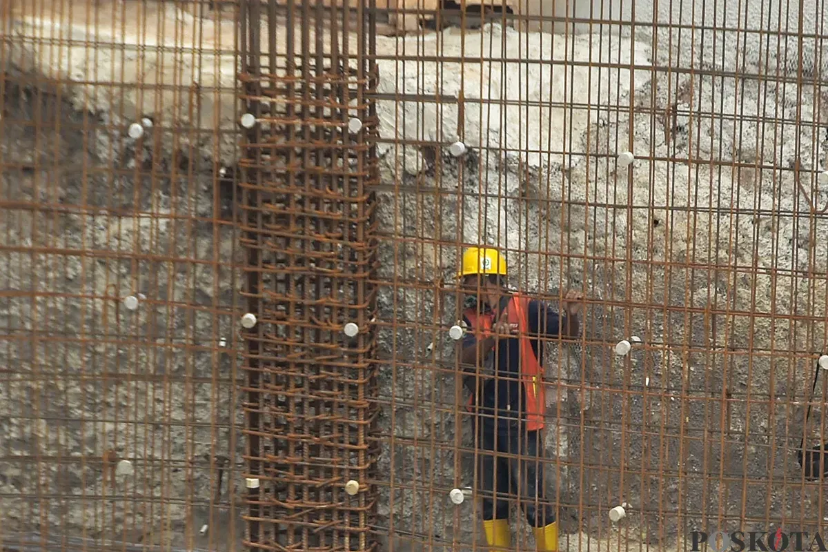 Pekerja menyelesaikan pembangunan proyek gedung di kawasan Slipi, Palmerah, Jakarta Barat, Sabtu, 11 Januari 2025. (Sumber: Poskota/Bilal Nugraha Ginanjar)