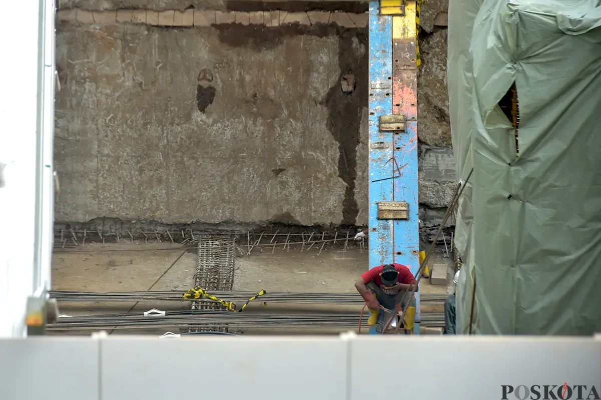 Pekerja menyelesaikan pembangunan proyek gedung di kawasan Slipi, Palmerah, Jakarta Barat, Sabtu, 11 Januari 2025. (Sumber: Poskota/Bilal Nugraha Ginanjar)