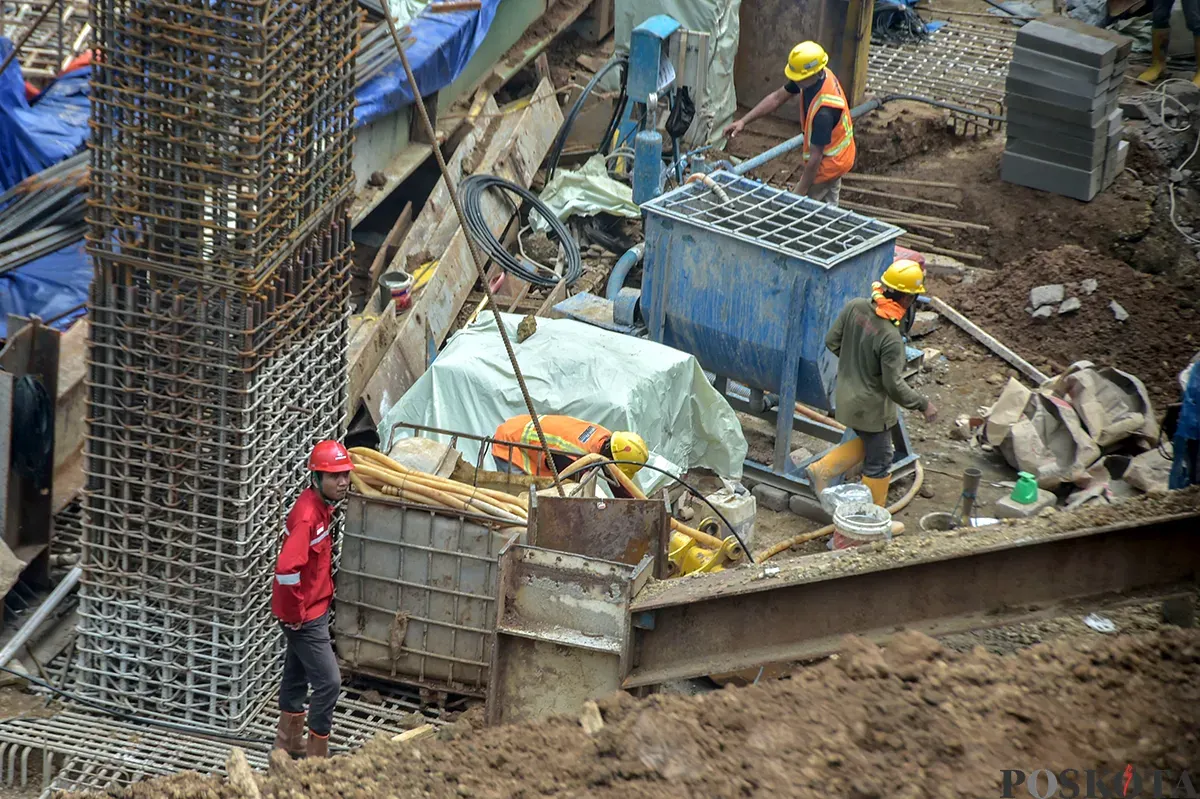 Pekerja menyelesaikan pembangunan proyek gedung di kawasan Slipi, Palmerah, Jakarta Barat, Sabtu, 11 Januari 2025. (Sumber: Poskota/Bilal Nugraha Ginanjar)