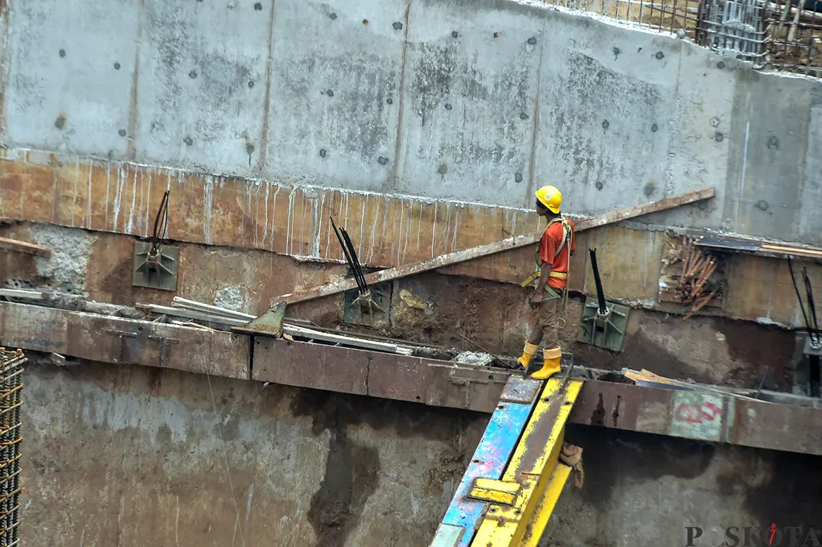 Pekerja menyelesaikan pembangunan proyek gedung di kawasan Slipi, Palmerah, Jakarta Barat, Sabtu, 11 Januari 2025. (Sumber: Poskota/Bilal Nugraha Ginanjar)