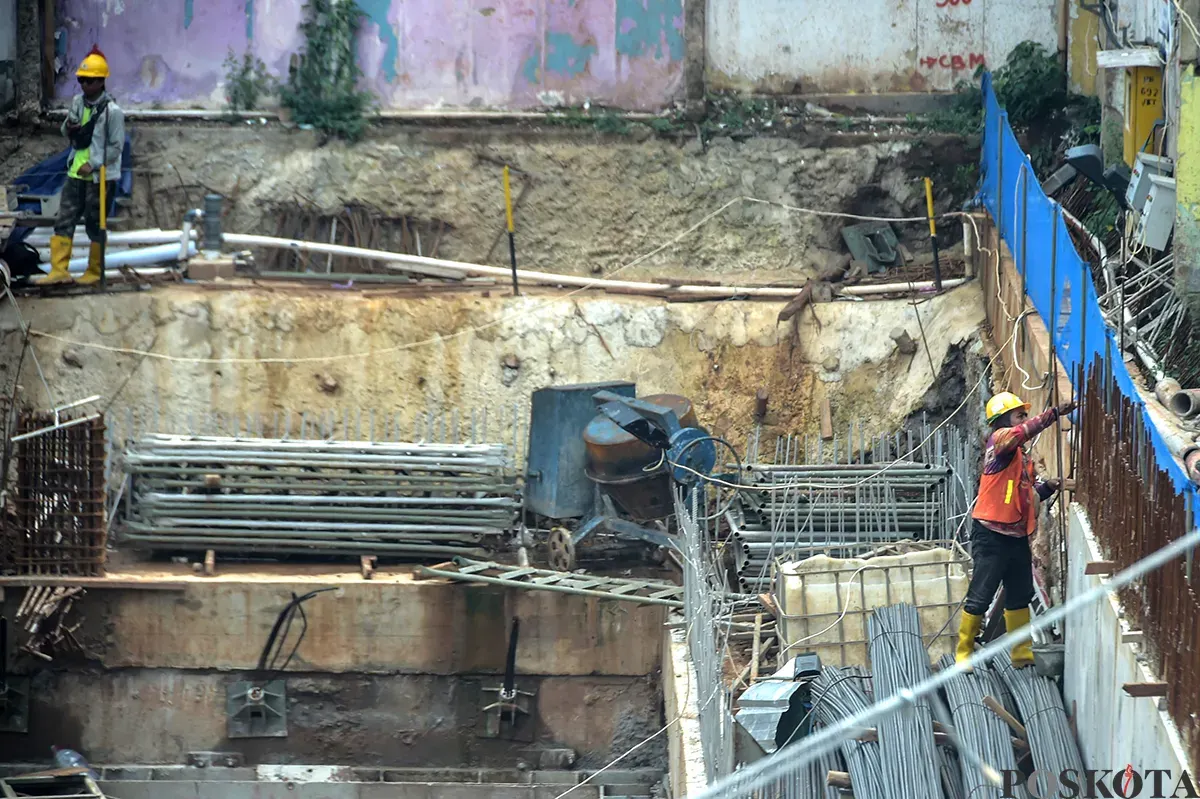 Pekerja menyelesaikan pembangunan proyek gedung di kawasan Slipi, Palmerah, Jakarta Barat, Sabtu, 11 Januari 2025. (Sumber: Poskota/Bilal Nugraha Ginanjar)