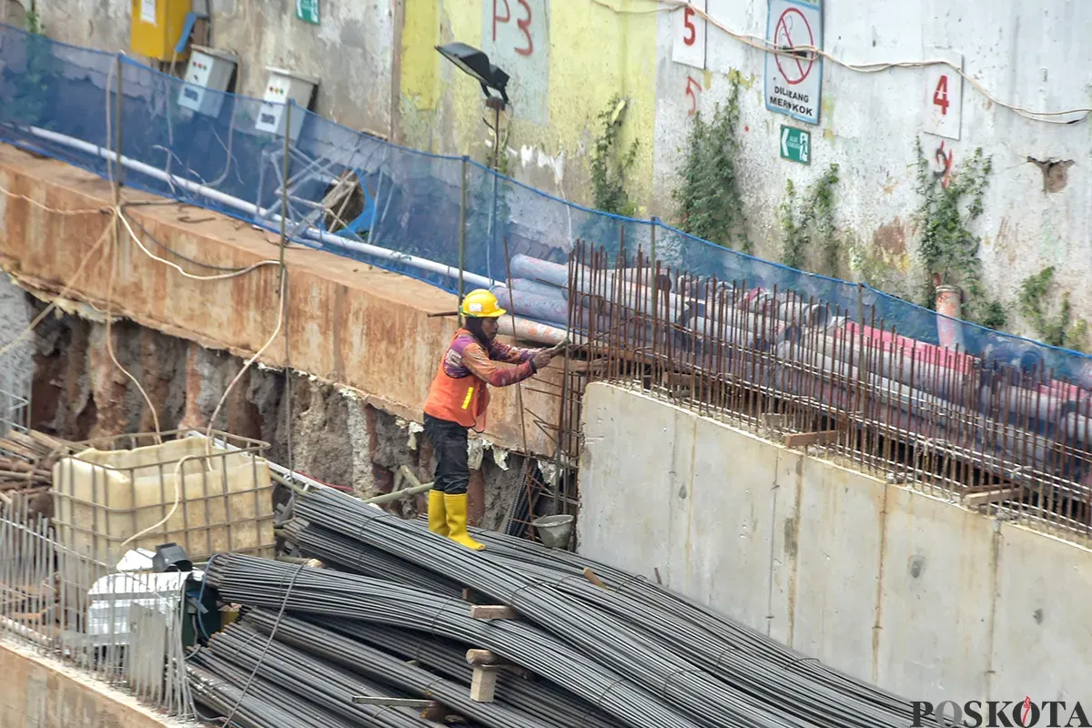 Pekerja menyelesaikan pembangunan proyek gedung di kawasan Slipi, Palmerah, Jakarta Barat, Sabtu, 11 Januari 2025. (Sumber: Poskota/Bilal Nugraha Ginanjar)