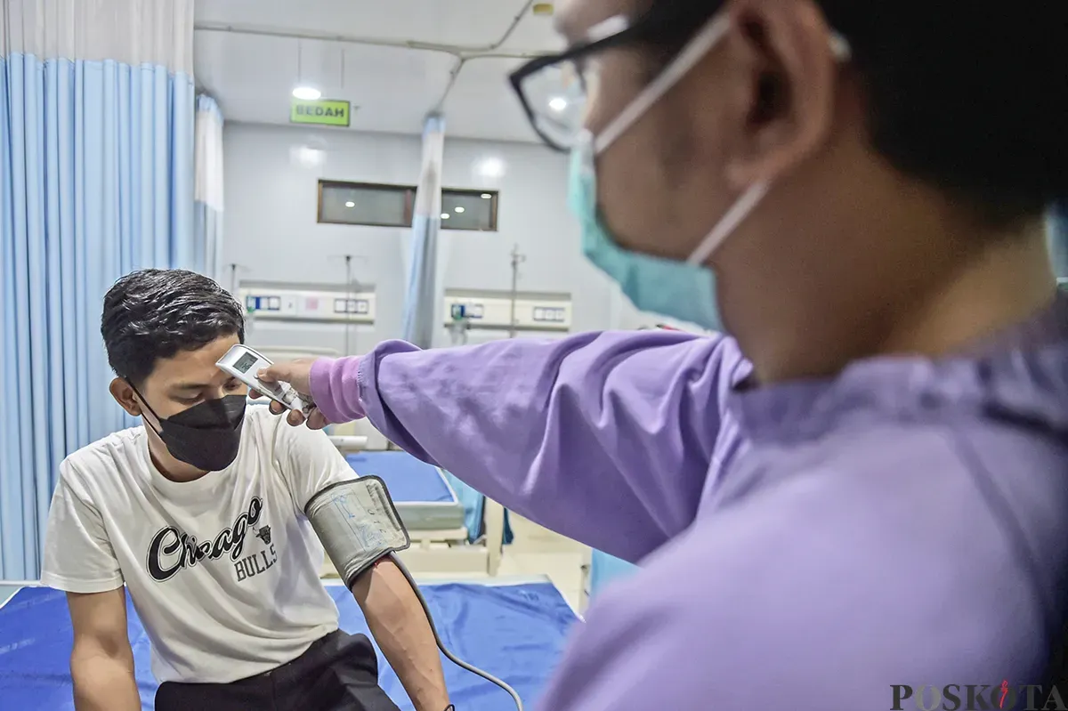 Seorang dokter memeriksa seorang pasien yang mengalami keluhan pernafasan di ruang pemeriksaan di Rumah Sakit Umum Daerah Tamansari, Jakarta Barat, Sabtu, 11 Januari 2024. (Sumber: Poskota/Bilal Nugraha Ginanjar)