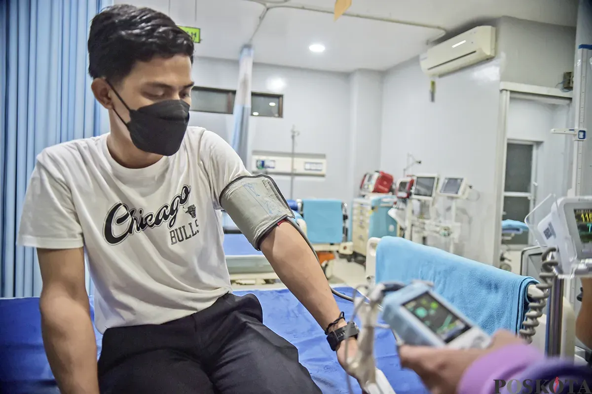 Seorang dokter memeriksa seorang pasien yang mengalami keluhan pernafasan di ruang pemeriksaan di Rumah Sakit Umum Daerah Tamansari, Jakarta Barat, Sabtu, 11 Januari 2024. (Sumber: Poskota/Bilal Nugraha Ginanjar)