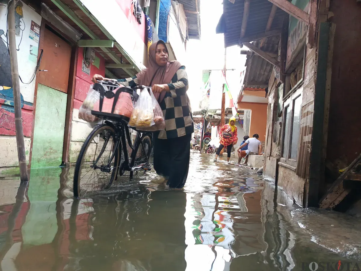 Ilustrasi banjir rob. (Sumber: Poskota/Ali Mansur)
