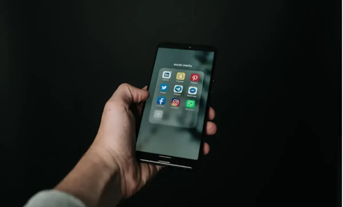 Mengatasi masalah nomor HP yang tidak bisa menerima SMS dan kode verifikasi OTP. (Sumber: Pexels/Magnus Mueller)