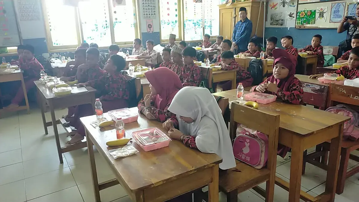 Sejumlah siswa SD saat menikmati uji coba makan bergizi gratis. (Sumber: Dok. SDN Rangkasbitung Lebak)