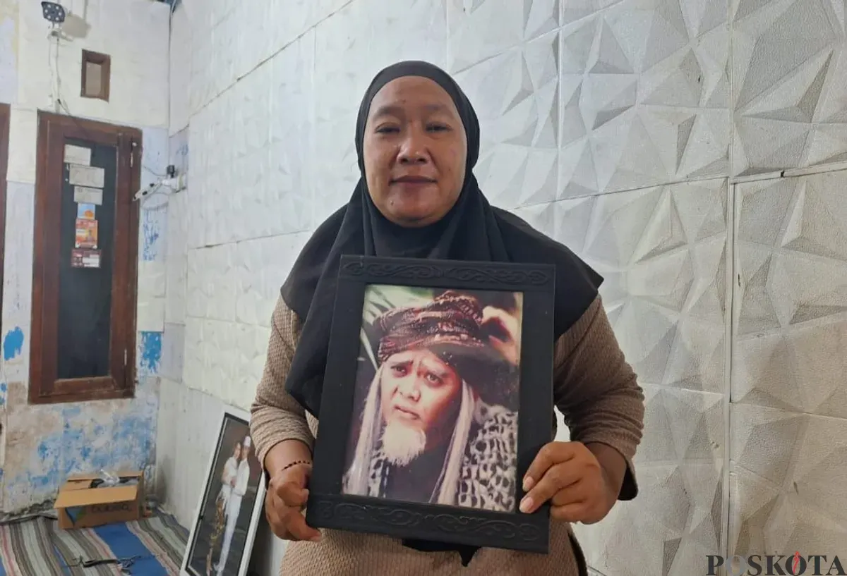 Kakak ipar Sandy Permana, Amelia, 41 tahun, saat memperlihatkan foto korban semasa hidup, Minggu, 12 Januari 2025. (Sumber: Poskota/Ihsan Fahmi)