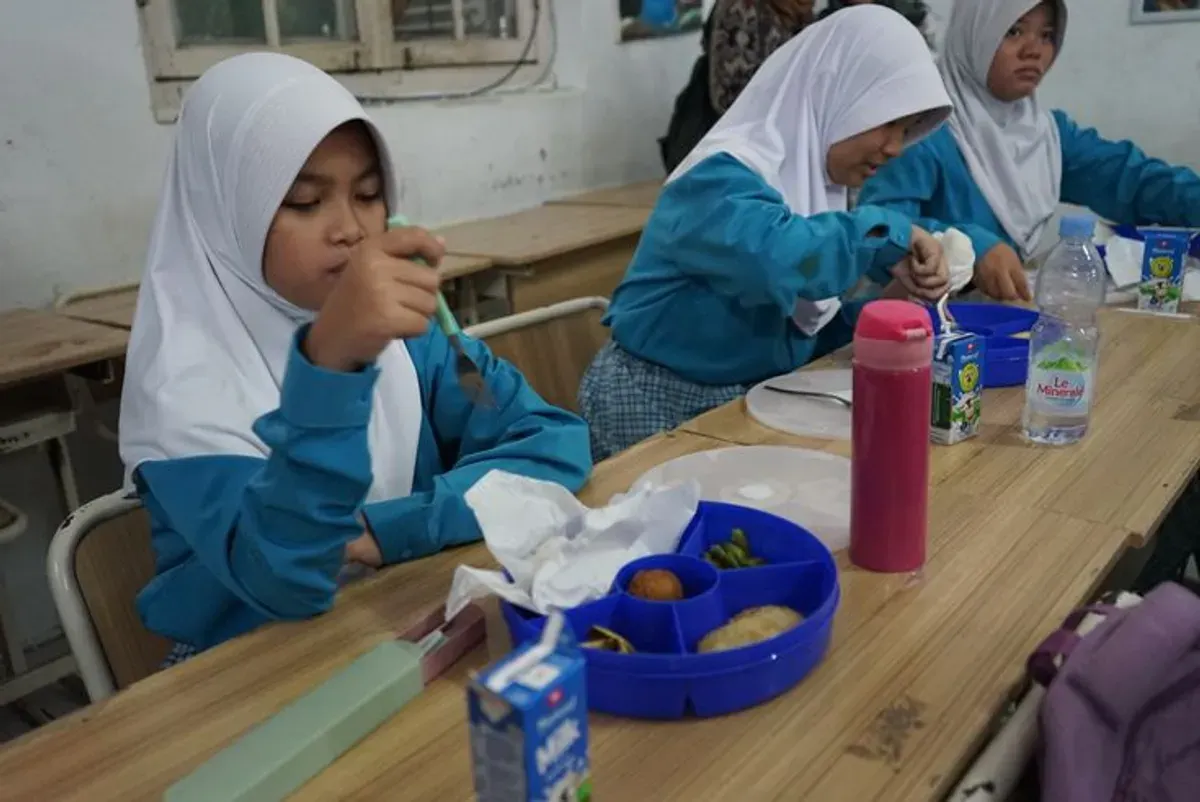 Program makan bergizi gratis merupakan inisiatif unggulan BGN untuk mengatasi permasalahan gizi buruk yang masih menjadi tantangan di Indonesia. (Sumber: Pinterest/RIzki)