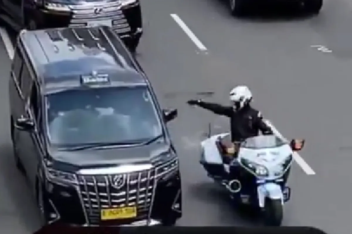 Petugas Patwal saat kawal mobil bernomor polisi RI 36 milik Raffi Ahmad diberi sanksi. (Sumber: Tangkap Layar X/@MariaAlcaff)