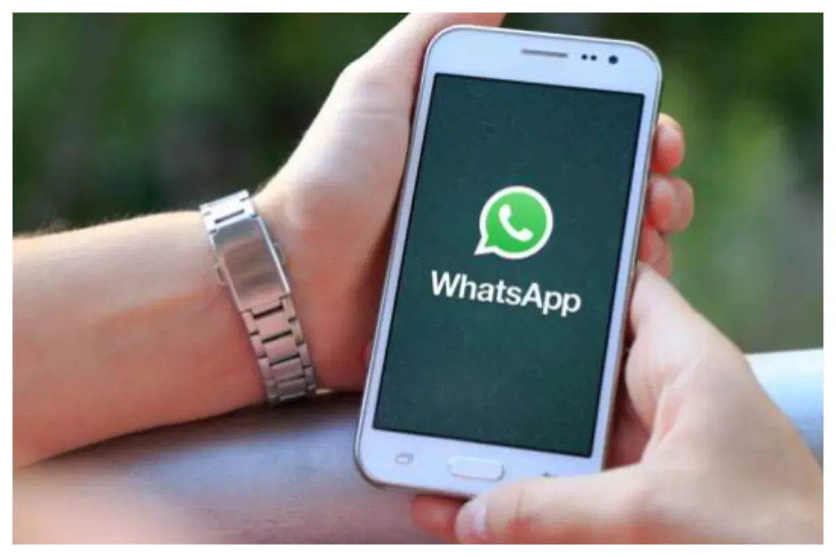 Fitur Baru WhatsApp, Foto Selfie Bisa Langsung Jadi Stiker (Sumber: Shuttershock)