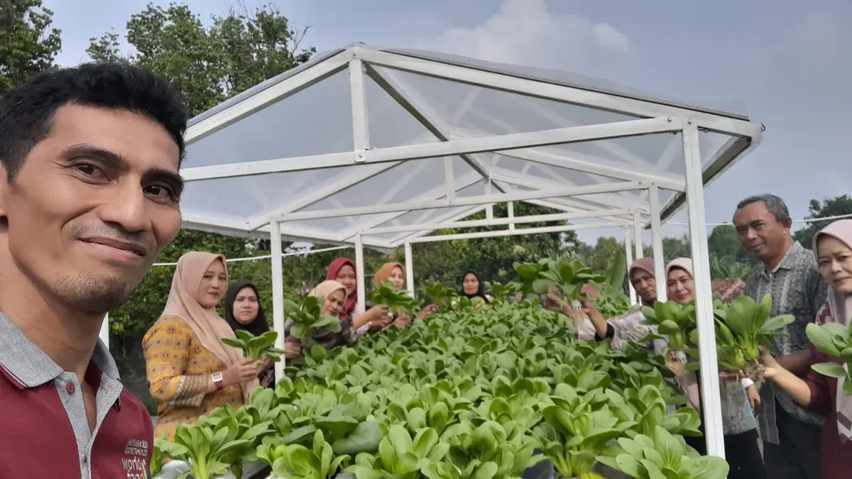 Abdul Rosid, 41 tahun, warga Pondok Gede, Kota Bekasi, bersama peserta pelatihan bercocok tanam menunjukkan sayuran hasil perkebunannya. (Sumber: Dok. Pribadi/Abdul Rosid)
