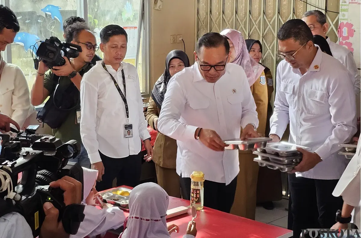 Wakil Menteri Investasi dan Hilirisasi/Wakil Kepala Badan Koordinasi Penanaman Modal (BKPM), Todotua Pasaribu saat melakukan pemantauan makan bergizi gratis (MBG) di SDN Lengkong Gudang, Serpong, Kota Tangerang. (Sumber: Poskota/Veronica)