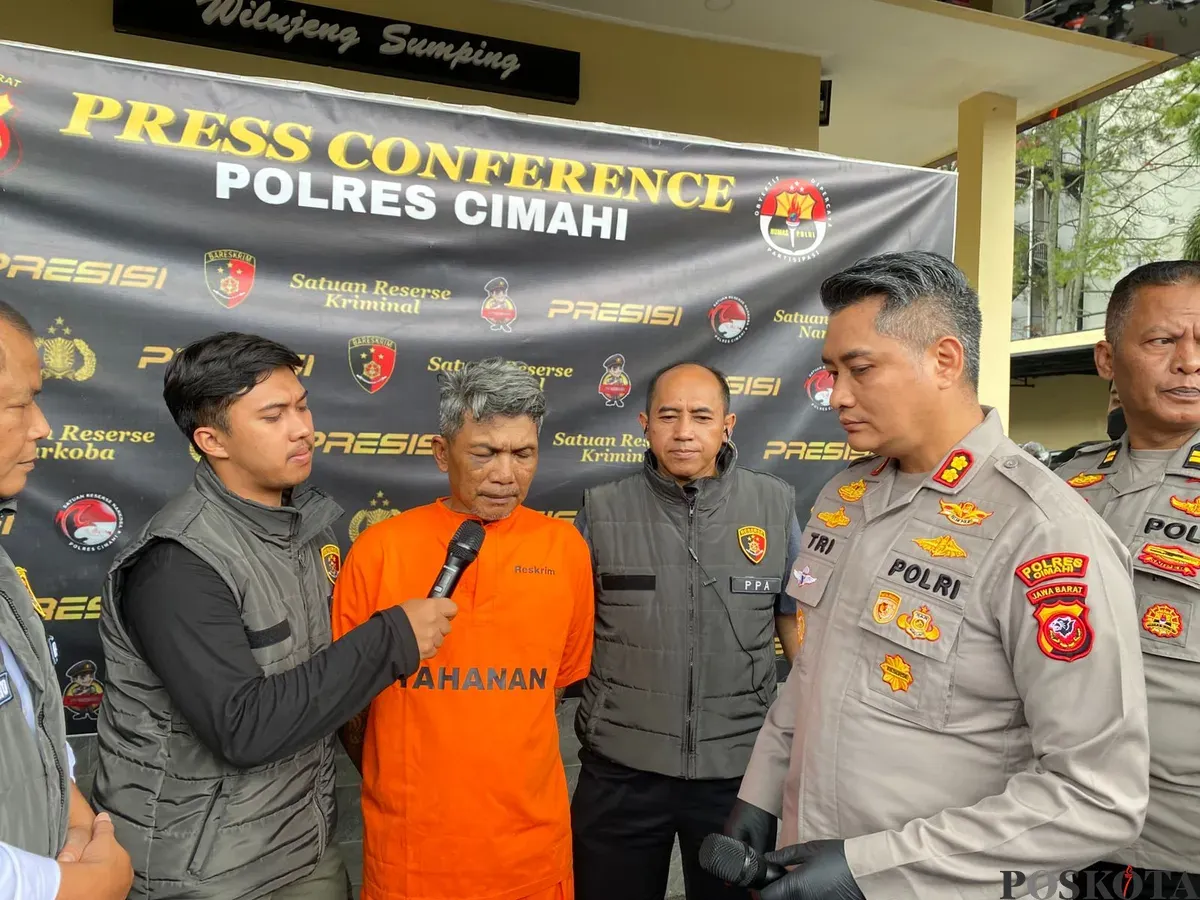 Tersangka rudapaksa anak tiri di Mako Polres Cimahi, Senin, 13 Januari 2025. (Sumber: Poskota/Gatot Poedji Utomo)