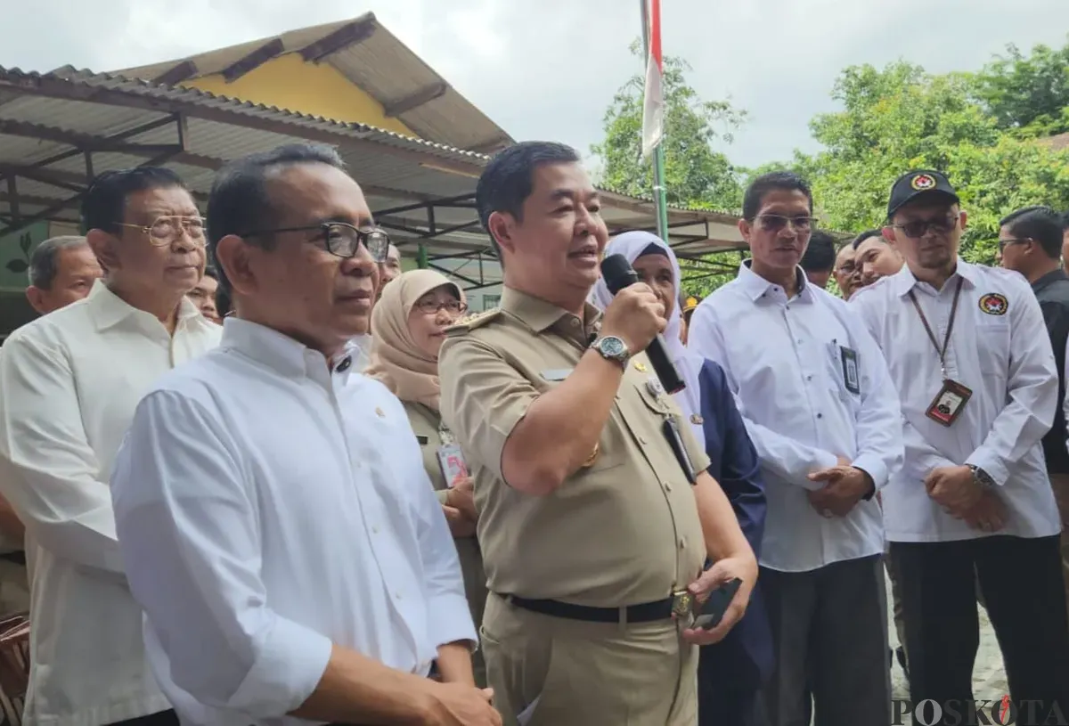 Pj Gubernur Jakarta, Teguh Setyabudi mendampingi Menko PMK, Pratikno meninjau pelaksanaan MBG di SLB Cahaya, Kelapa Gading, Jakarta Utara, Senin, 13 Januari 2025. (Sumber: Poskota/Pandi Ramedhan)