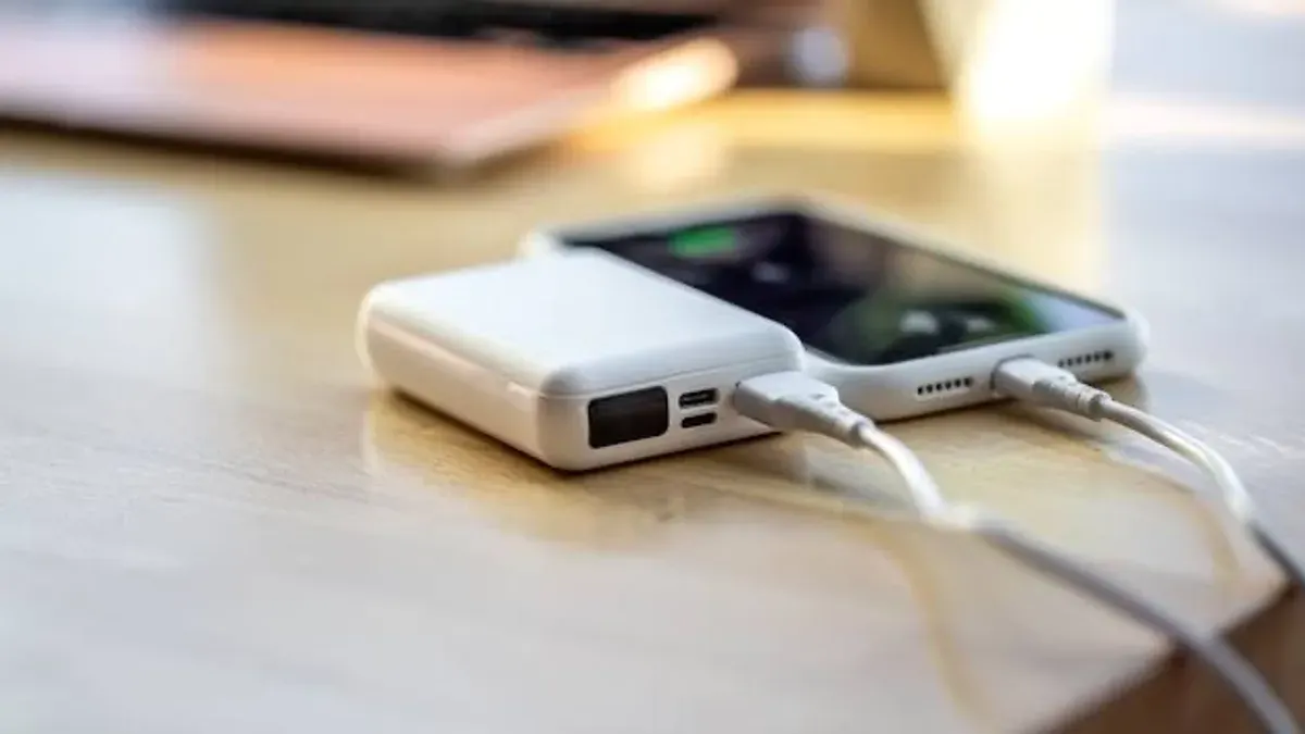 Ilustrasi power bank hp (Sumber: Freepik/pvproductions)