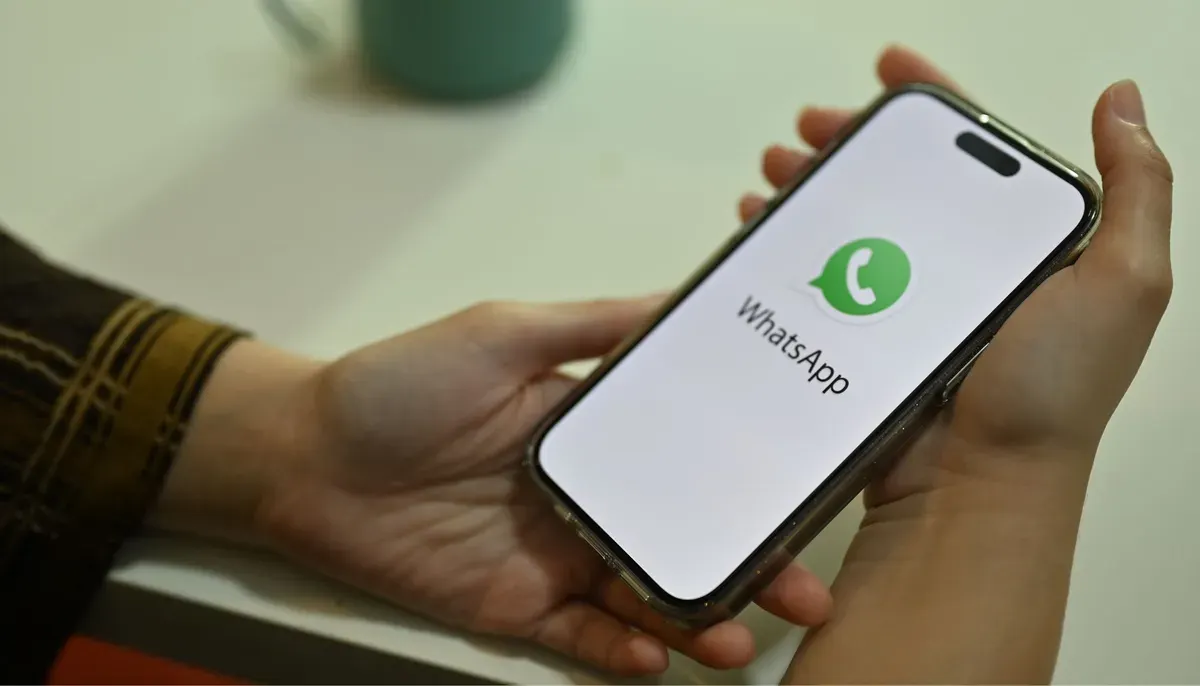 Simak enam cara login WhatsApp dari jarak jauh.(Sumber: Canva/Bongkarngraphic)