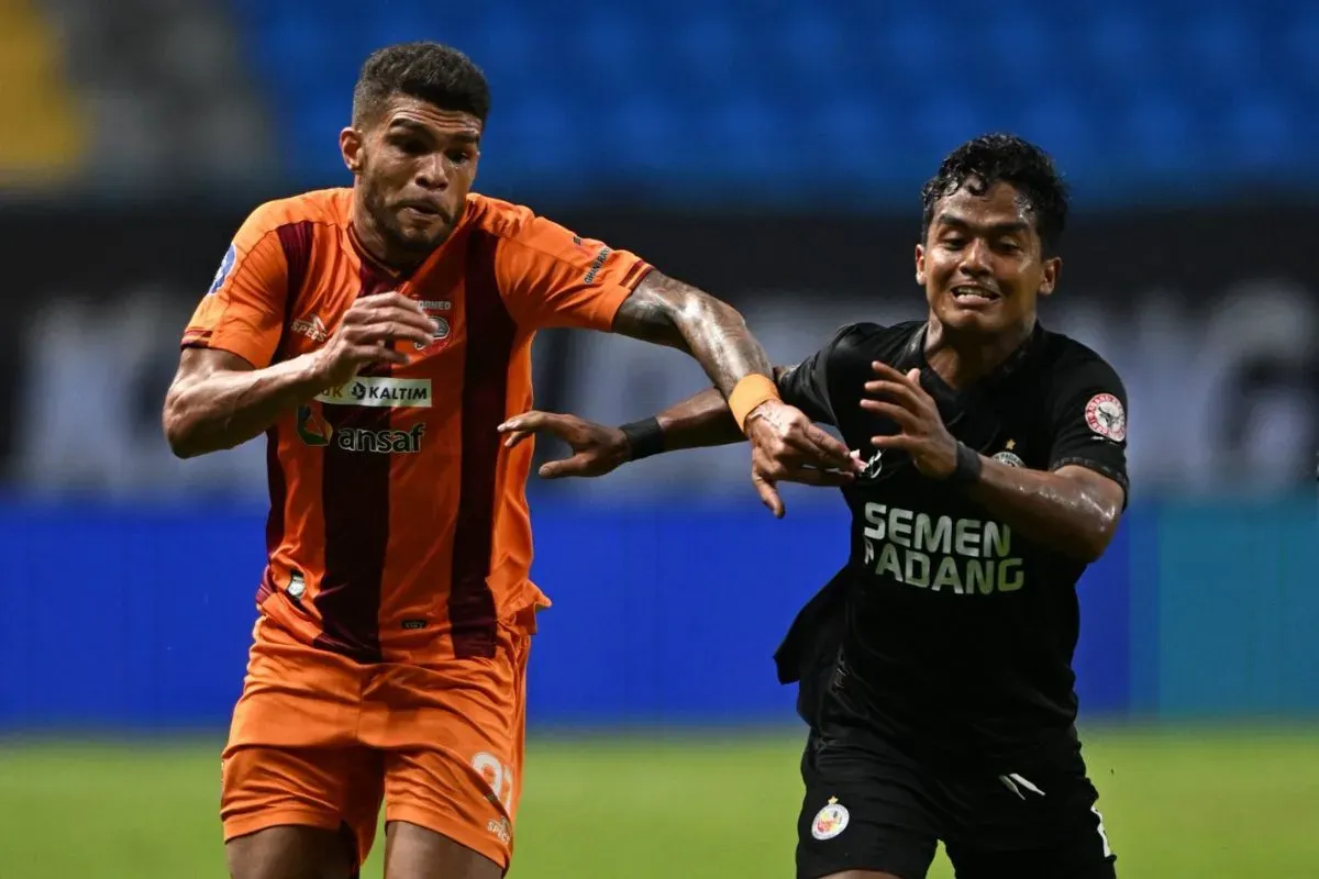 Pemain Borneo FC Samarinda dan Semen Padang berebut bola dalam laga pekan ke-18 Liga 1 2024-2025 di Stadion Batakan, Balikpapan, Selasa, 14 Januari 2025. (Sumber: X/@BorneoSMR)