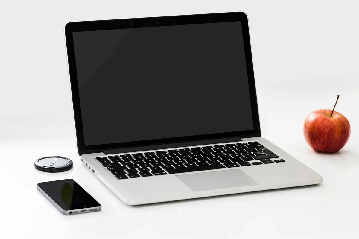 Rawat baterai laptop kamu agar tetap awet. (Sumber: Pexels/karsten madsen | Foto: Ilustrasi laptop.)