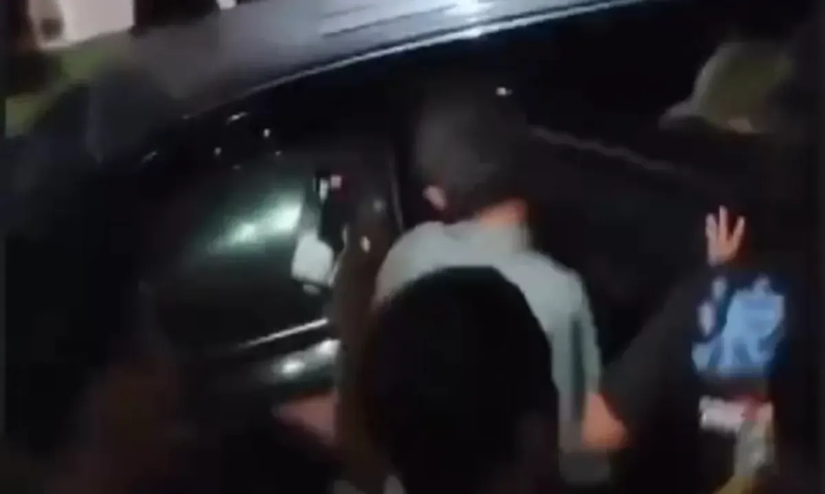 Suasana penjemputan terduga pelaku pencabulan di Kecamatan Sobang, Kabupaten Lebak. (Sumber: Tangkapan Layar Video Warga)