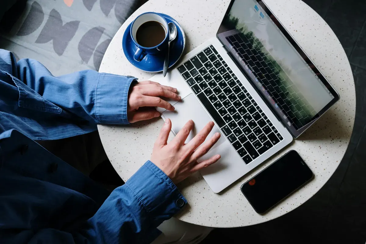 Berikut cara rawat keyboard laptop. (Sumber: Pexels/cottonbro studio)