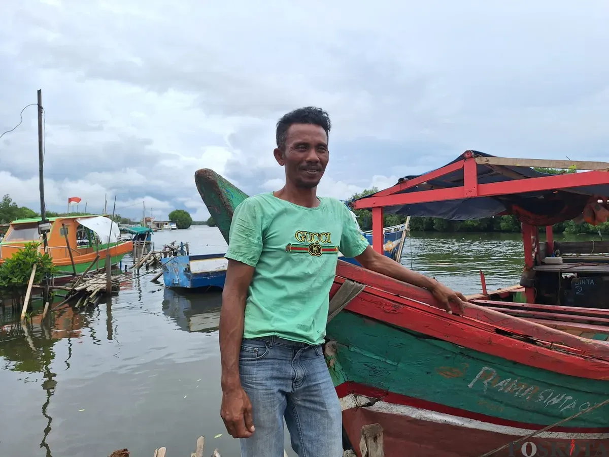 Mitun, 28 tahun, seorang nelayan di Desa Segarajaya, resah hasil tangkapan ikannya berkurang setelah berdirinya pagar laut di Tarumajaya, Kabupaten Bekasi. (Sumber: Poskota/Ihsan Fahmi)