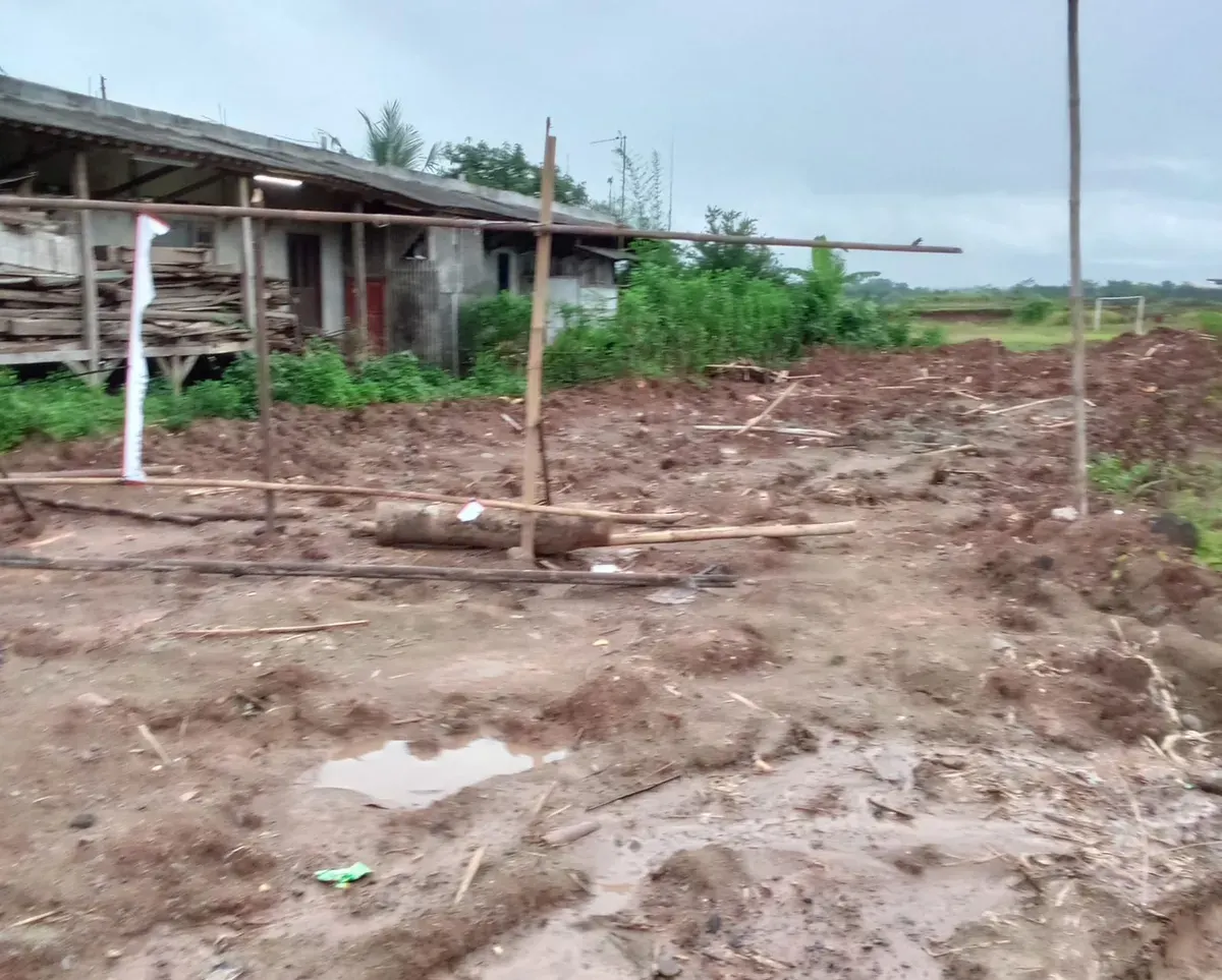Plang segel penutupan galian tanah di Mekarsari, Kecamatan Rangkasbitung, Lebak dicopot dan hanya tersisa tiang bambu. (Sumber: Dok. Warga)