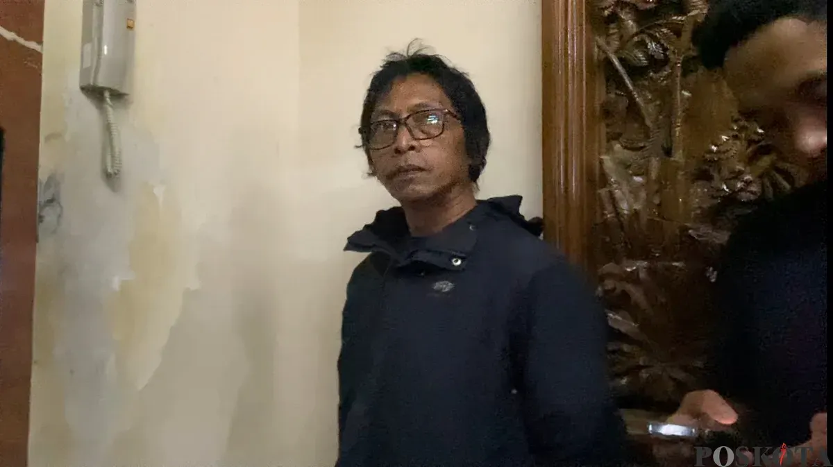 Nanang Irawan alias Nanang Gimbal, terduga pelaku pembunuh Sandy Permana, saat tiba di Polda Metro Jaya, Jakarta Selatan, Rabu, 15 Januari 2025. (Sumber: Poskota/Ali Mansur)