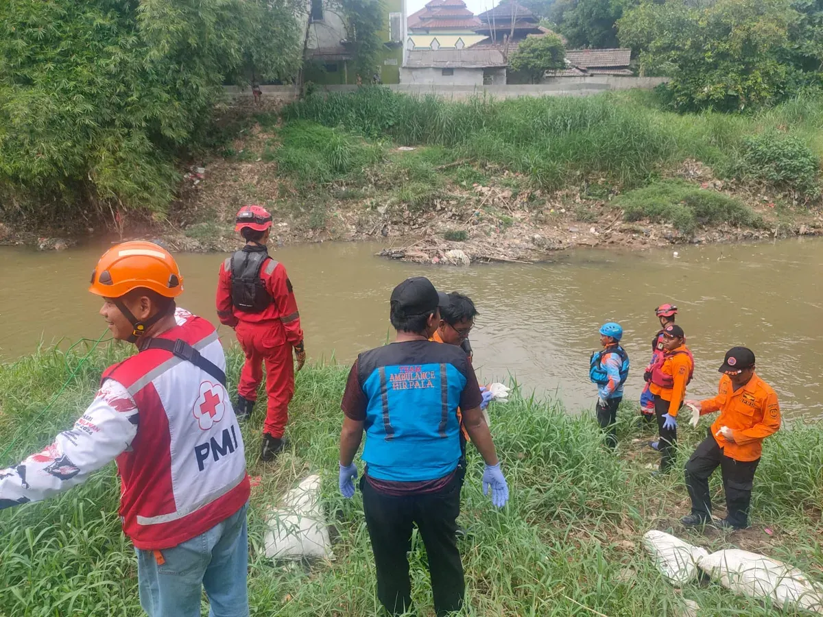 Sejumlah petugas gabungan saat mendatangi TKP lokasi dua bocah tenggelam di Kali Bekasi, Kelurahan Bekasi Jaya, Kamis, 16 Januari 2025. (Sumber: Dok. Warga Bekasi Timur)