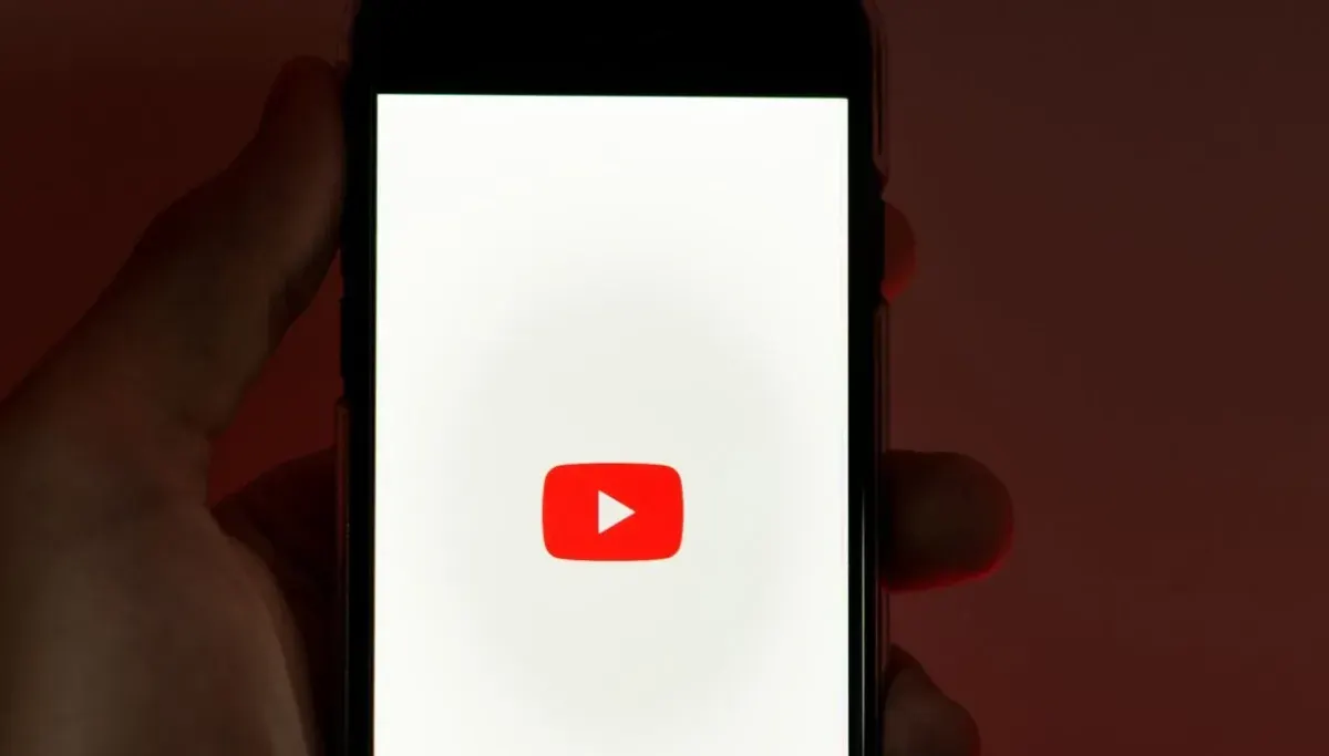 Cara memutar video YouTube sambil membuka aplikasi lain. (Canva)