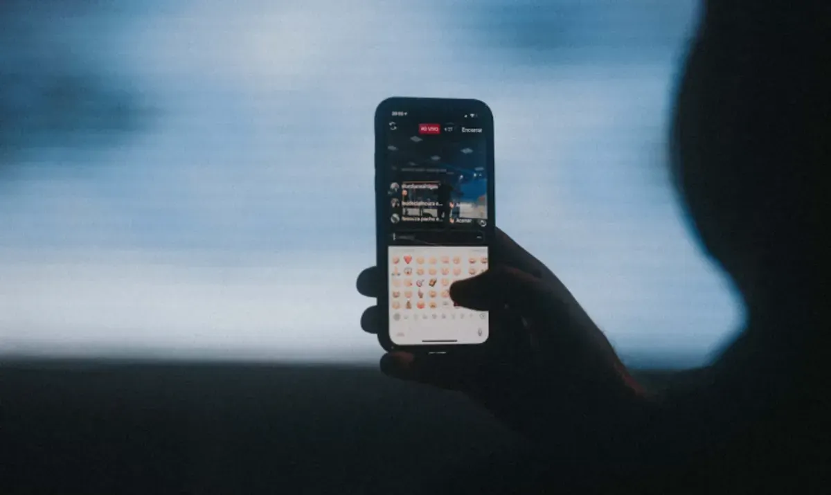 Ketahui beberapa jenis modus penipuan yang dilakukan melalui aplikasi WhatsApp. (Sumber: unsplash/Marcos Paulo Prado)