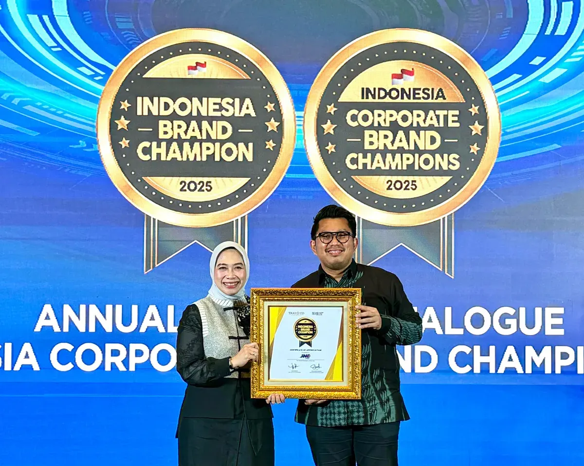JNE raih penghargaan Indonesia Brand Champion 2025 kategori Jasa Pengiriman dalam acara Infobrand Summit 2025 di The Sultan Hotel & Residence, Jakarta Selatan, Kamis (16/1). (Sumber: Dok.JNE)
