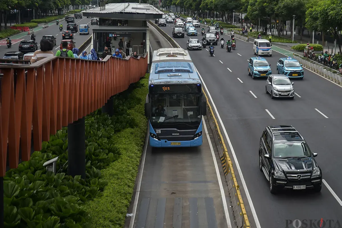 Bus Transjakarta koridor 1 Blok M-Kota melintas di Jalan Jenderal Sudirman, Jakarta, Jumat, 17 Januari 2025. (Sumber: Poskota/Bilal Nugraha Ginanjar)