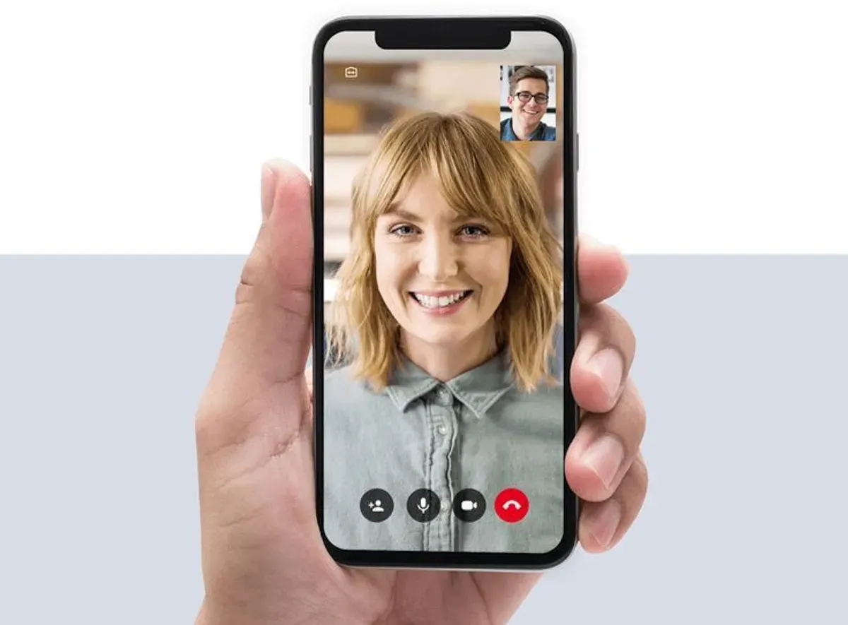 Cara mengatur kamera video call WhatsApp agar tidak mirror. (Sumber: Pinterest)