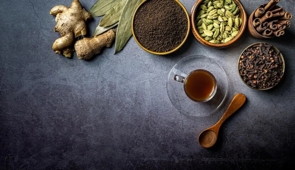 Jamu memiliki banyak manfaat kesehatan sebagai minuman herbal tradisional khas Indonesia. (Sumber: Freepik/wirestock)